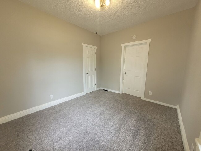 Building Photo - 1 Bedroom, 1 Bathroom Home near Iowa State...