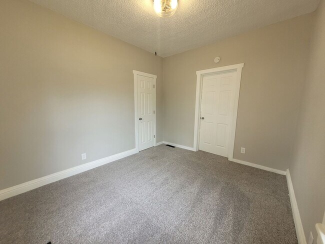 Building Photo - 1 Bedroom, 1 Bathroom Home near Iowa State Fairgrounds