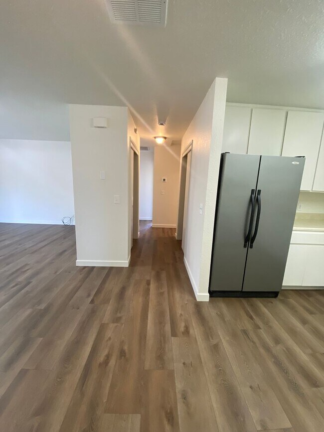 Building Photo - Downtown Duplex