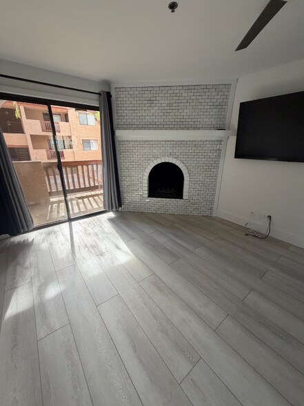 Building Photo - 3031 N Civic Center Plaza