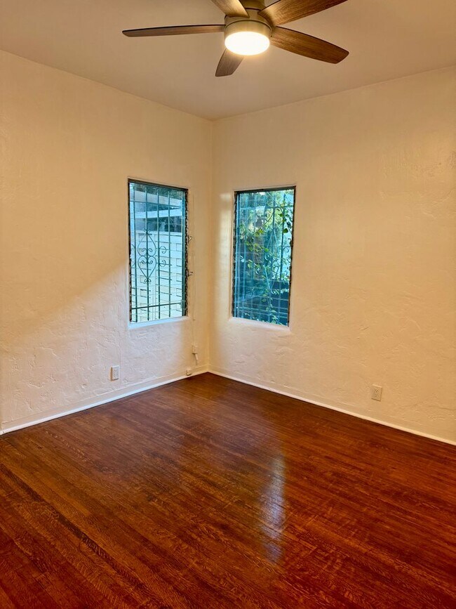 Building Photo - 2166 Beachwood Terrace