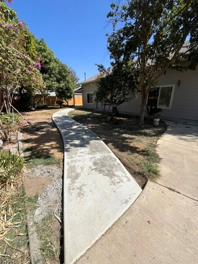 Building Photo - 26199 Rd 196