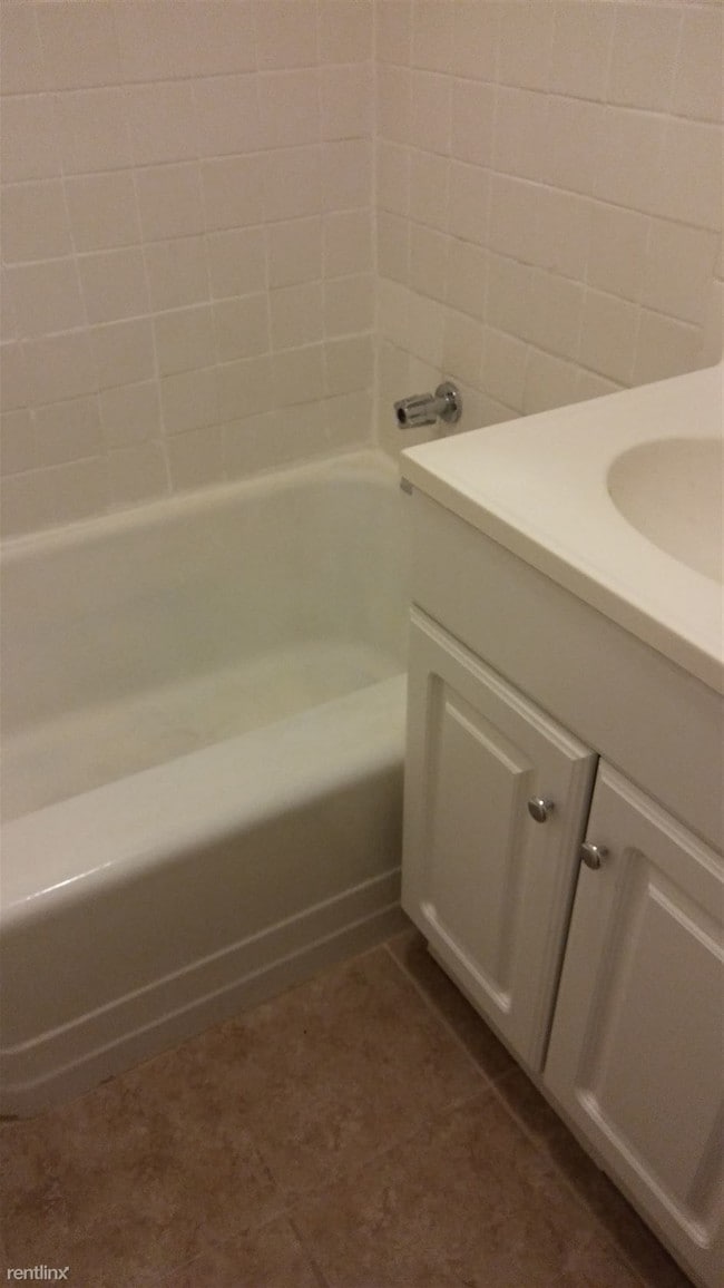 Building Photo - Studio, 1 bath  - 4903 Spencer Ave