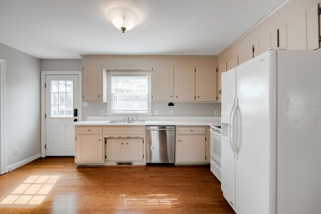 Building Photo - PRICE DROP on Beautiful 4 Bedroom 3 Bathroom Home in North Chesterfield ***Available Early April***