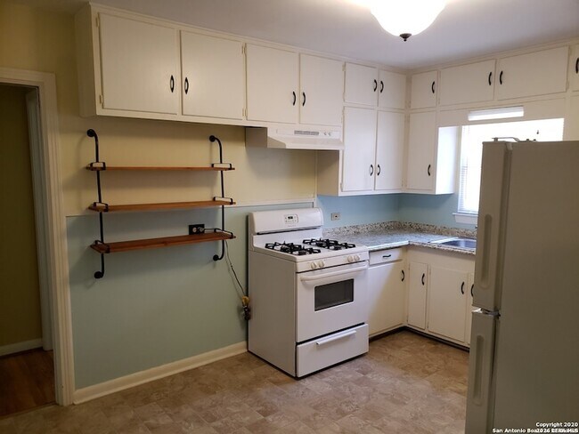 Building Photo - 514 Adrian Dr