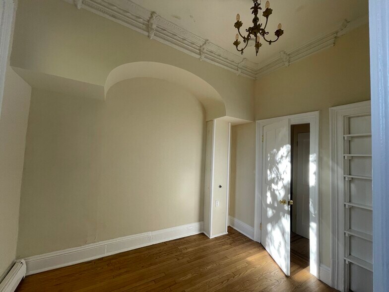 Building Photo - 19 Henry St