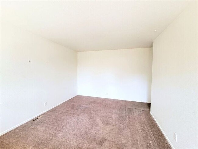 Building Photo - Charming 2-Bedroom Duplex | Limited-Time O...