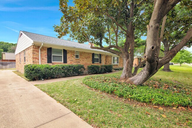 Building Photo - Newberry Drive