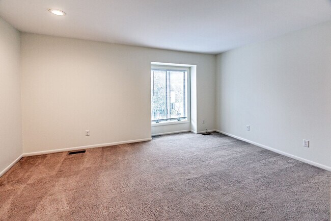 Building Photo - 2 bedroom, 2.5 bath townhome in Pike Creek