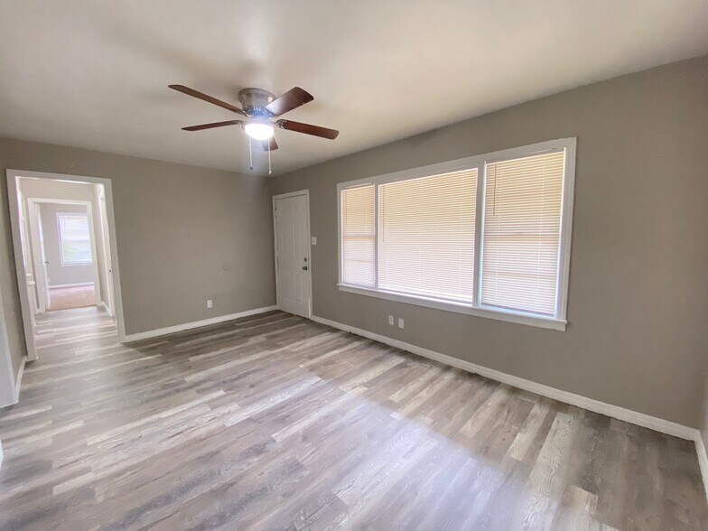Building Photo - 3712 Woodside Dr