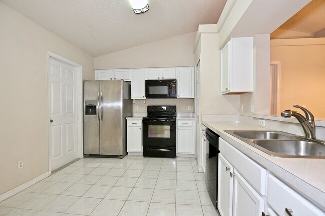 Building Photo - Spacious 3/2 Home with a 2 Car Garage Located in Lake Crescent Pines - Clermont