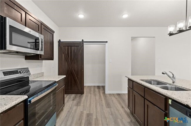 Building Photo - 122 Leon Ln