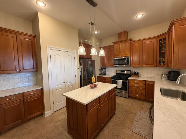 Building Photo - 4410 Windlake Dr