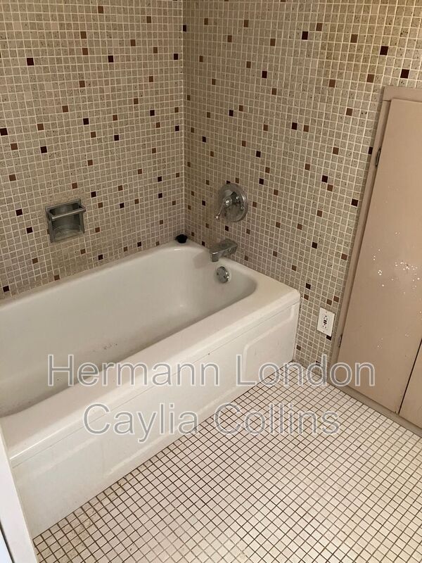 Building Photo - 4910 Bonita Ave