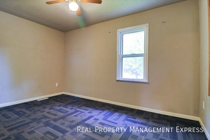 Building Photo - 3 Bed Home w/ Large Garage
