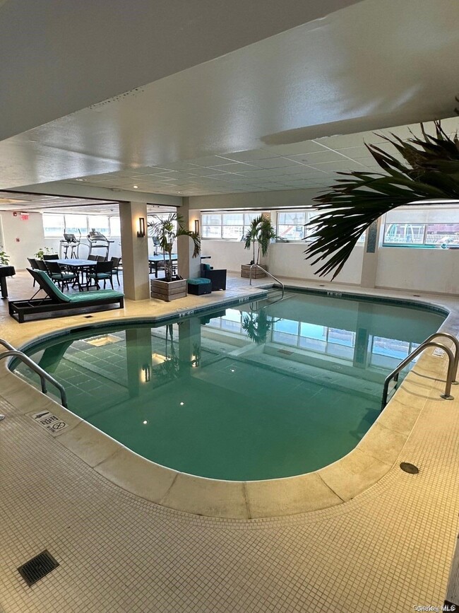 Building Photo - 170 W Broadway