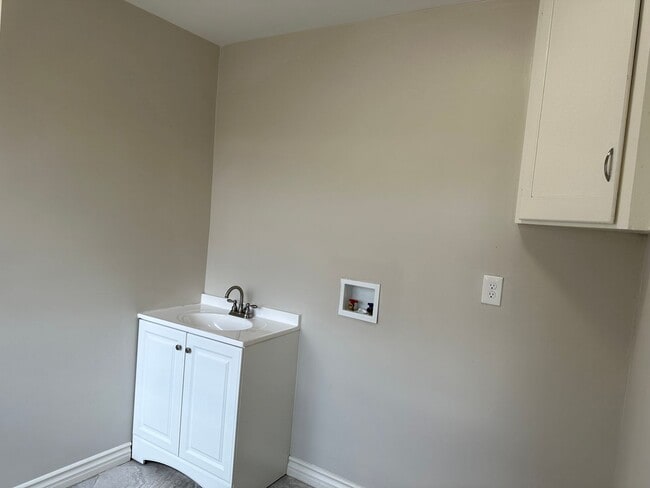 Building Photo - Newly Renovated-Victorian Style home San B...