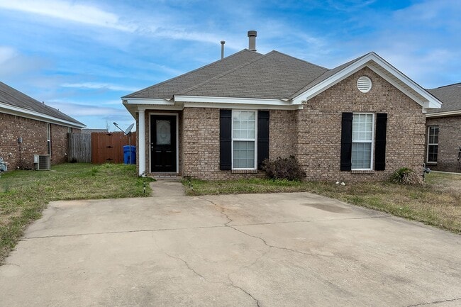 Primary Photo - Home for rent in Prattville