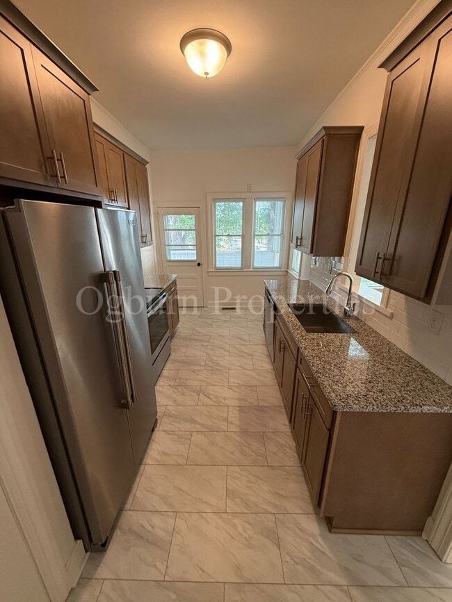 Building Photo - 2127 Queen St