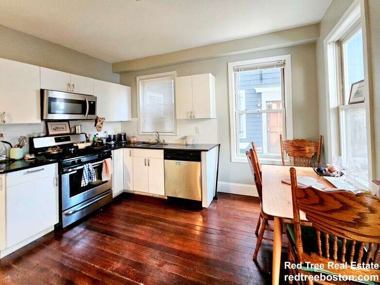 Building Photo - 23 Evergreen St