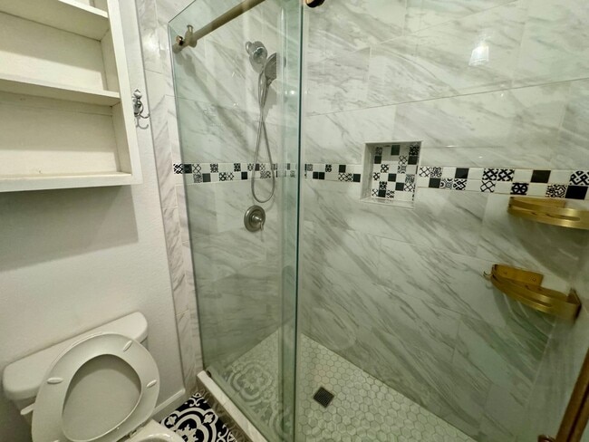 Building Photo - Beautifully Remodeled Home with Private Patio in Ontario