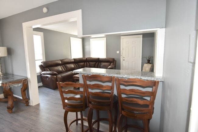 Building Photo - 807 7th St