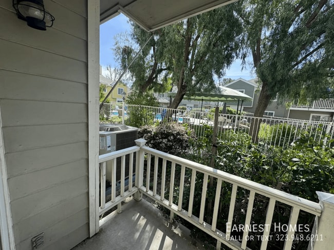 Building Photo - 6628 N Clybourn Ave