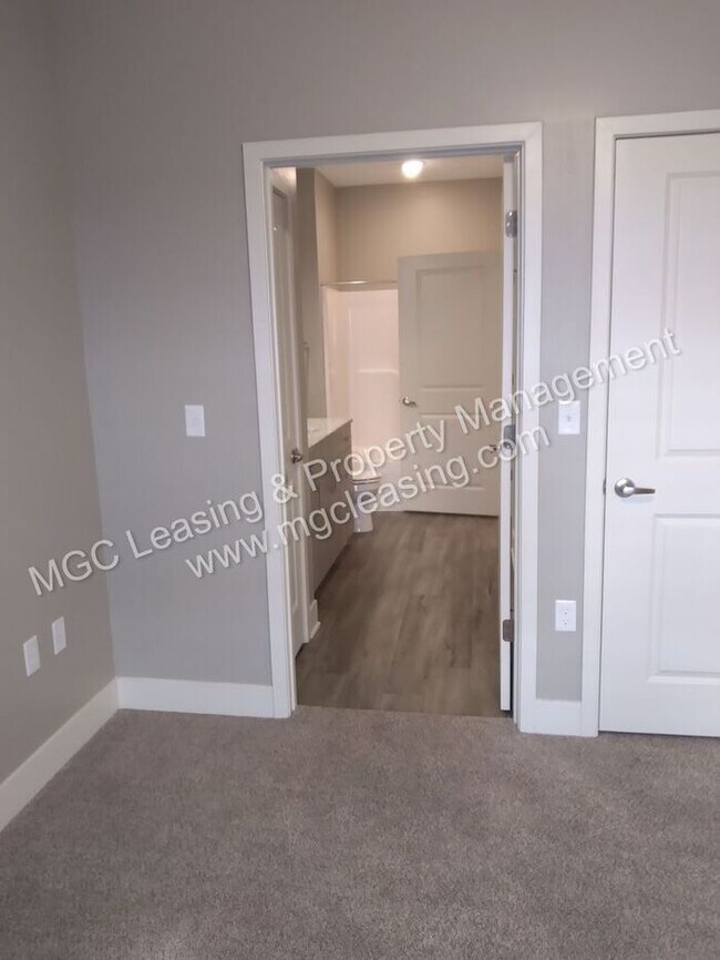 Building Photo - 1 Bedroom Luxury Apartment in the Northland of KCMO
