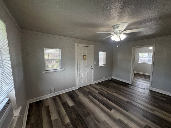 Building Photo - CHECK OUT THIS LOVELY HOME & APPLY TODAY!