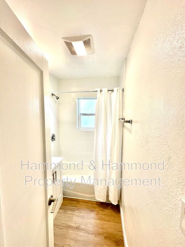 Building Photo - 5854 Tujunga Ave