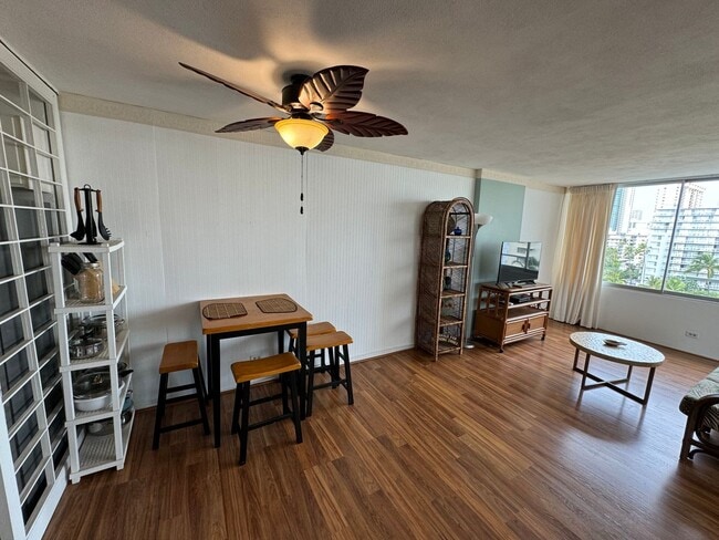 Building Photo - Seaside Towers fully furnished one bedroom...