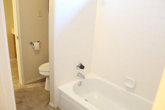 Building Photo - 1013 Stone Gate Dr