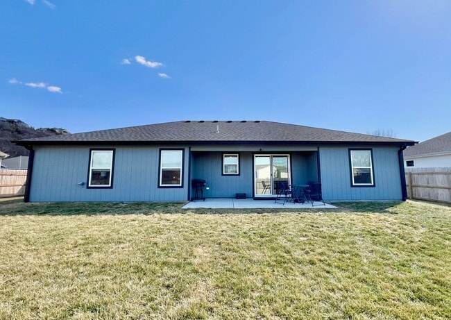 Building Photo - Modern Single-Family Home in Scenic Meadows Neighborhood
