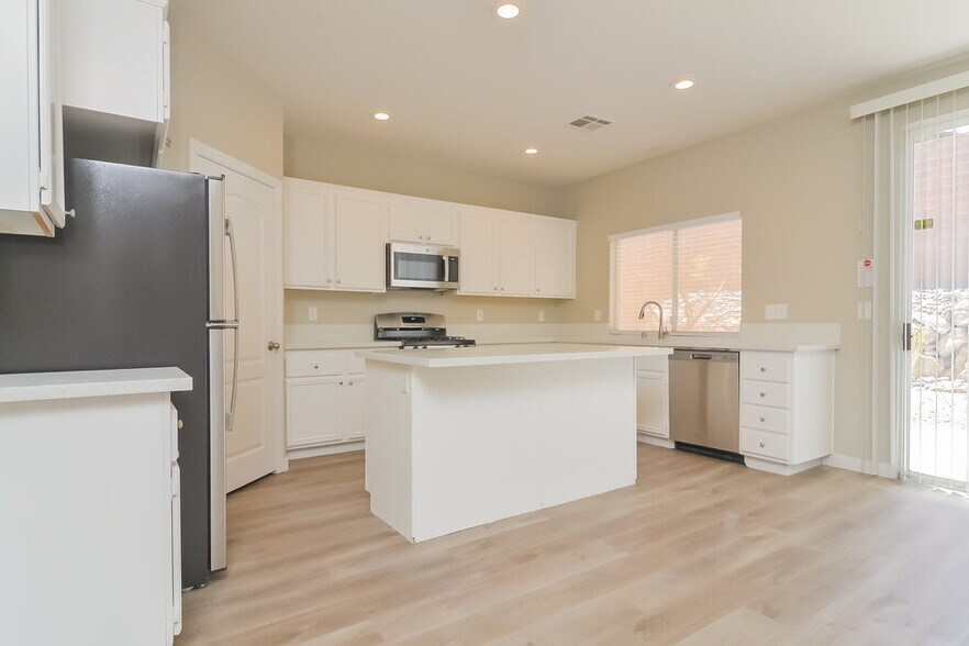 Building Photo - 674 Pacific Cascades Dr