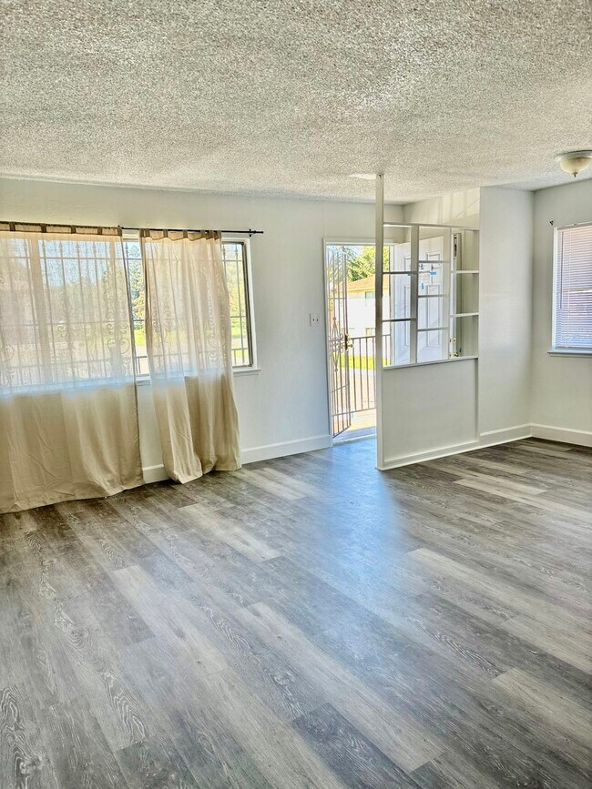 Building Photo - 1331 Pinetree Dr