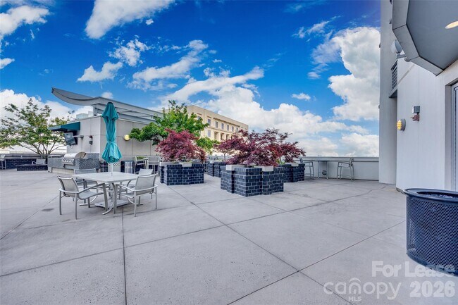 Building Photo - 333 W Trade St