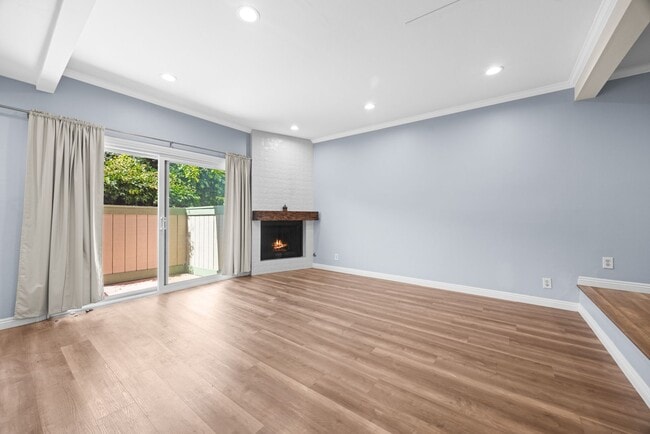 Building Photo - Bright, spacious Van Nuys 3-level townhome