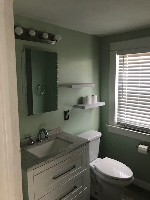 Full Bathroom - 984 Rondel Rd