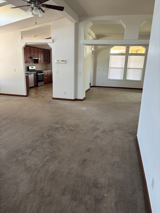 Building Photo - 4 Bedroom in Arboga! Available Now!