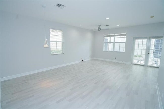 Building Photo - 981 NW 18th Ave