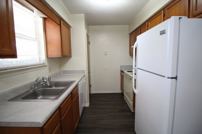 Building Photo - 3/2 brick with fenced backyard in SW Pensa...