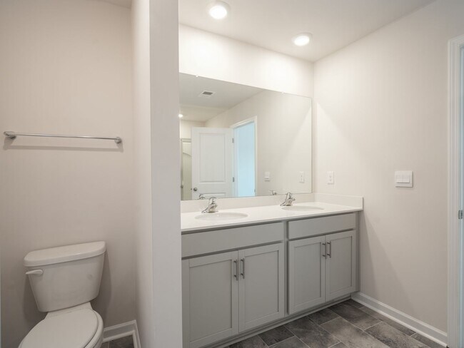 Building Photo - 3 Bed 2.5 Bath Townhome, END UNIT WITH PRIVATE BACKYARD! $500 OFF FIRST FULL MONTH RENT