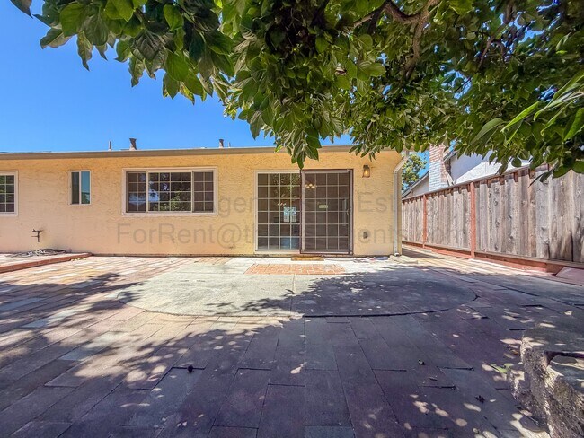 Building Photo - 4207 Queen Anne Dr
