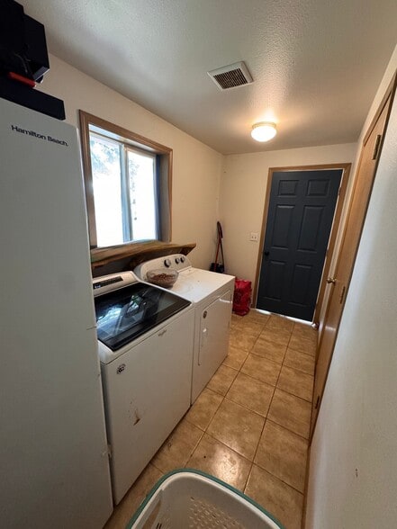 Building Photo - 107 S Pine Dr