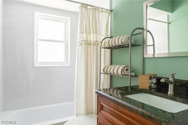 Building Photo - 2208 Viscaya Pkwy