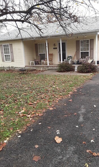 Building Photo - 1211 Redbud St