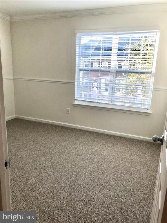 Building Photo - 1981 Logan Manor Dr