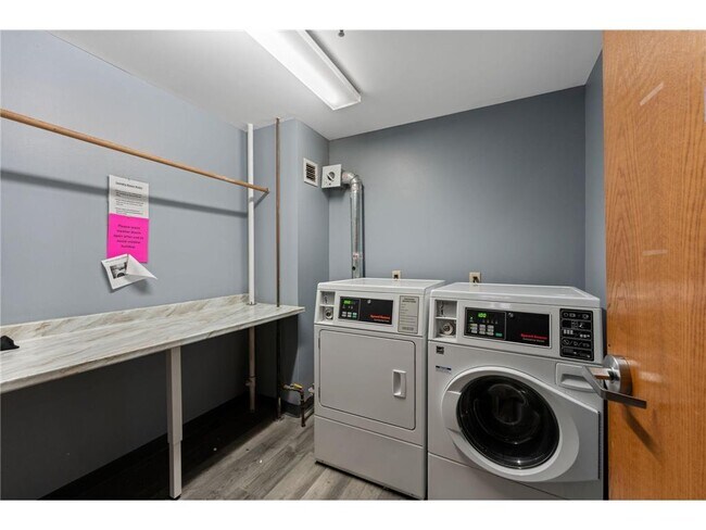 Building Photo - 400 N 1st St