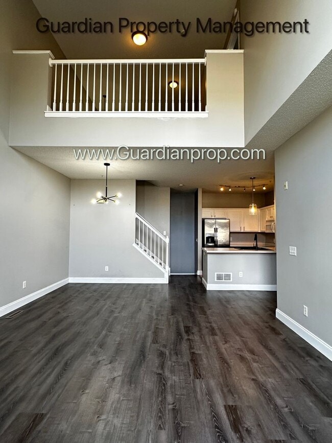 Building Photo - Maple Grove 2 Bedroom Town Home, 2 Car Gar...