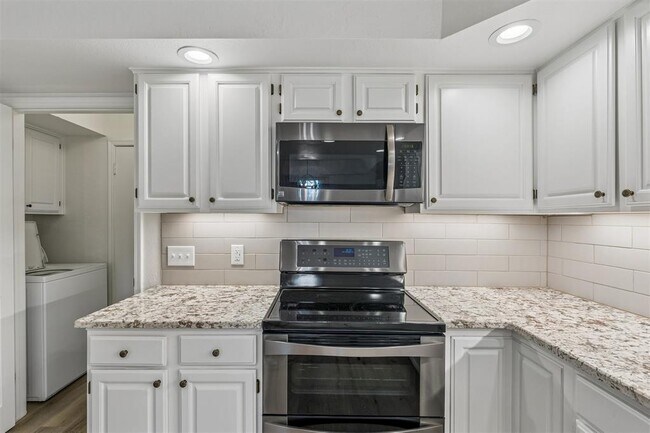 Building Photo - 11819 Red Oak Way